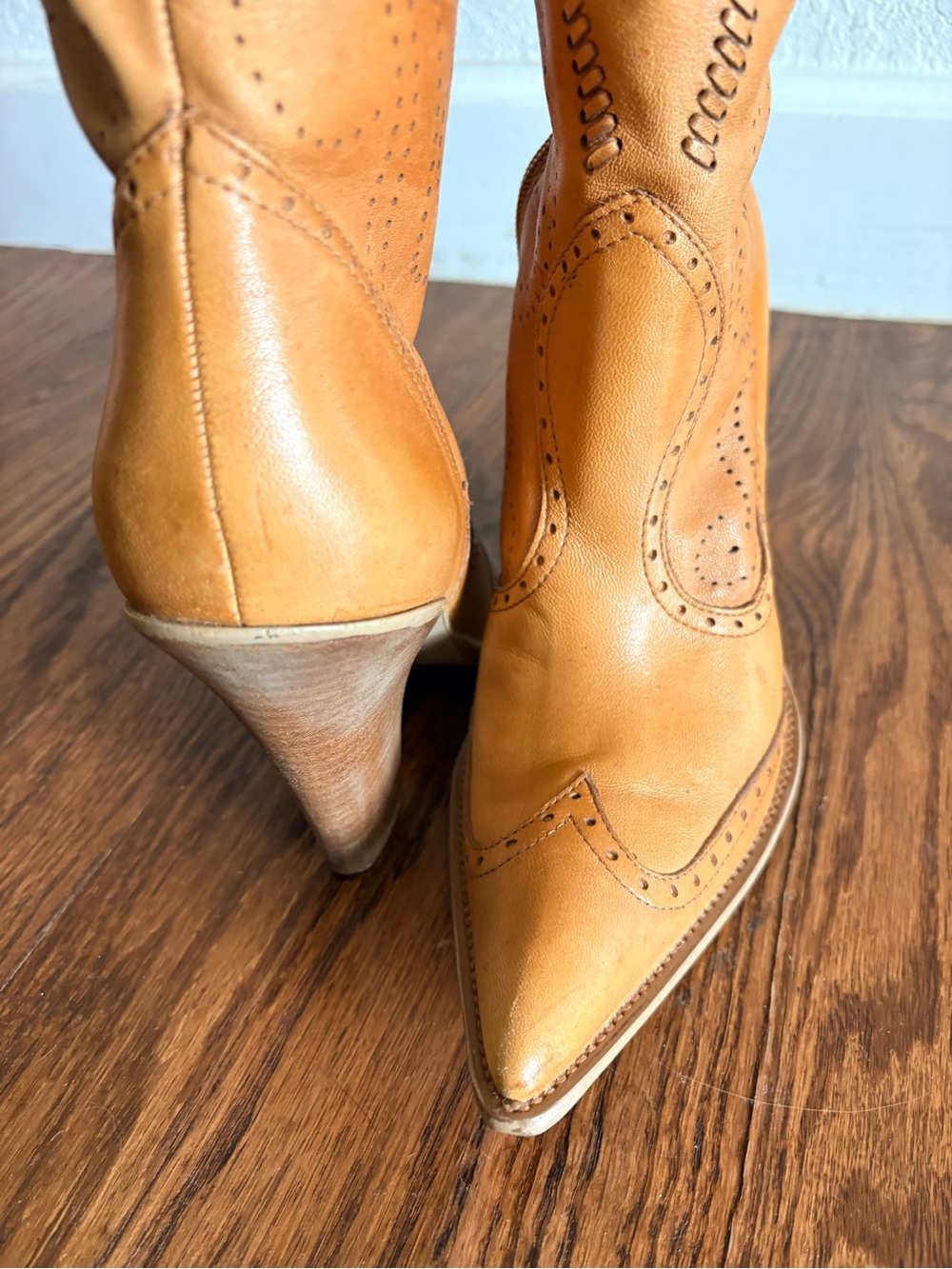 BCBG Niche Leather Western Heeled Perforated Boots Y2k Brown Tan Leather 7.5 - Picture 6 of 16